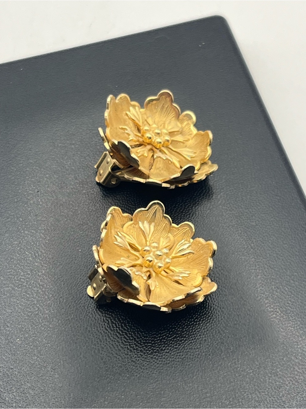 3D gold tone flower clip on earrings vintage - Picture 5 of 16